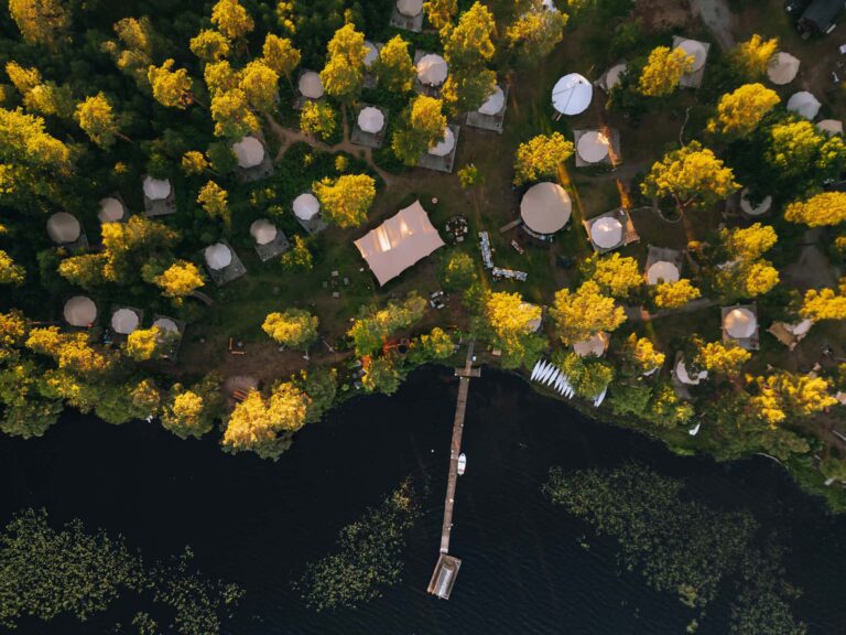 Luchtfoto nordic woods glamping