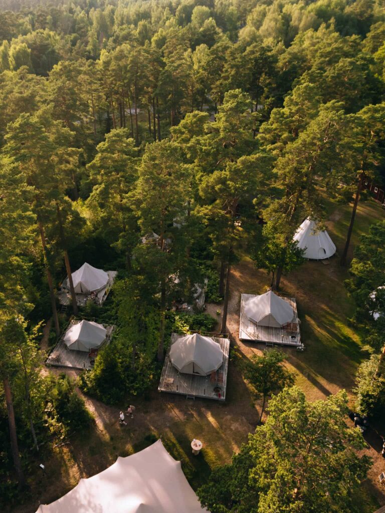 luchtfoto nordic woods glamping